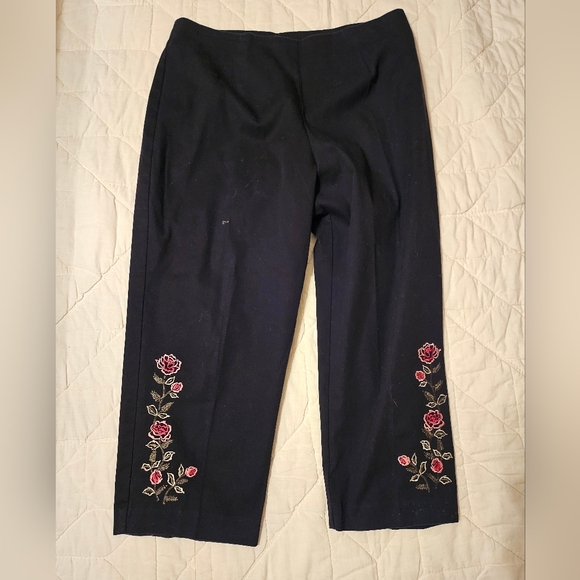 Briggs New York Pants - Briggs New York Black Straight Leg Capri -Floral embroidery